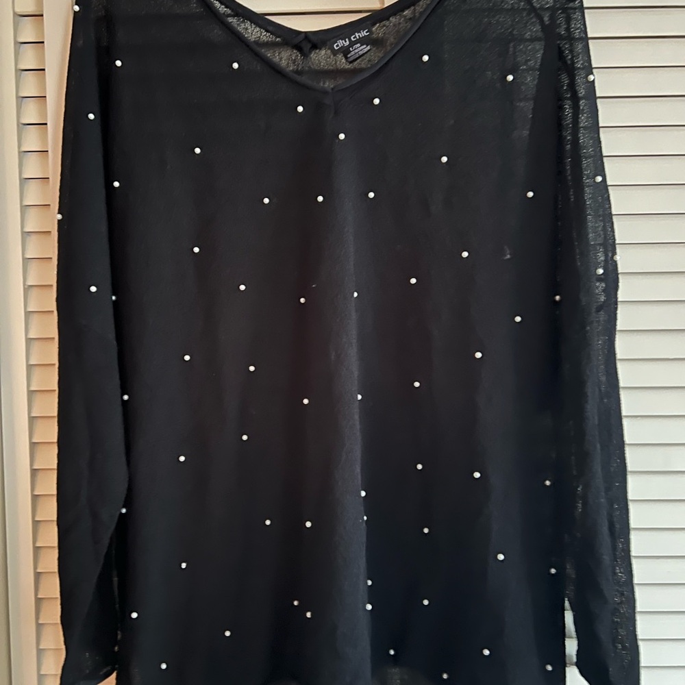 Black lightweight sweater adorned with pearls